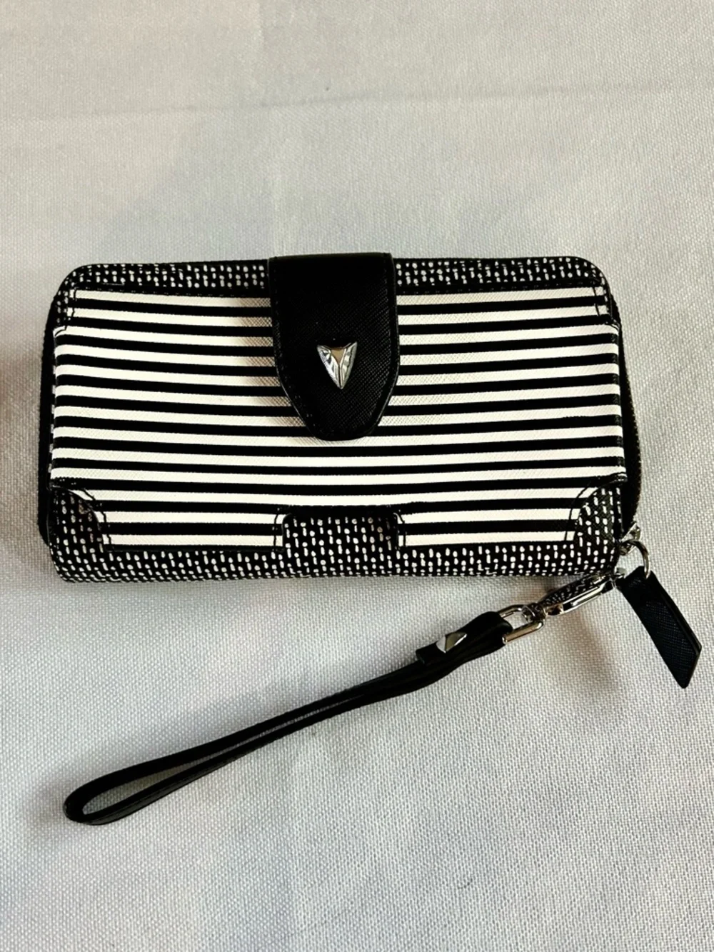 Stella & Dot Madison Tech Black White Patterned Zip Close Wristlet Wallet EUC